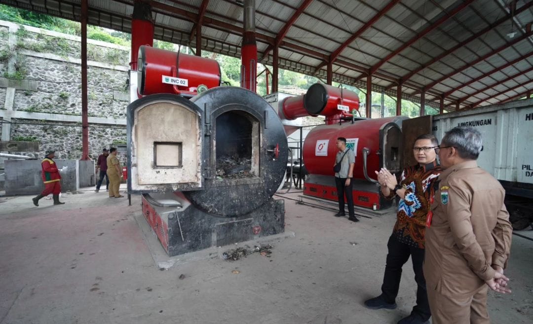DIBUKA LAGI: Pj Wali Kota Batu Aries Agung Paewai  meninjau incinerator di TPA Tlekung