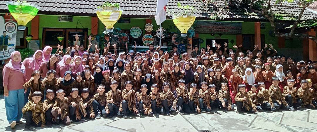 KOMPAK : Kebersamaan seluruh siswa siswi SDN Gadang 2 Malang bersama kepala sekolah, guru dan staf.