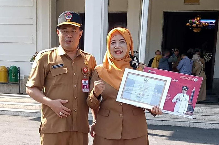 Kepala Disdikbud Kota Malang Suwarjana SE MM (kiri) berfoto dengan Kepala SDN Gadang 2 Malang Sundari Rahayu SPd, peraih penghargaan Adiwiyata tingkat kota