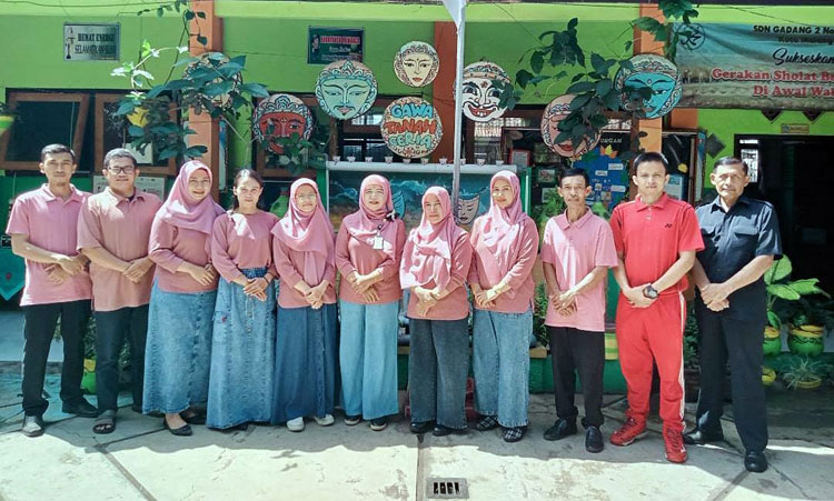 BIKIN BANGGA : Kepala Sekolah Sundari Rahayu SPd (tengah) bersama para guru dan staf berfoto bersama di SDN Gadang 2 Malang, beberapa waktu lalu.