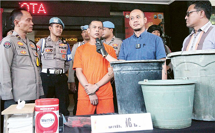 CERITA pEKERJAAN: Tersangka Abdul Rahman menjawab pertanyaan wartawan saat rilis perkara di Mapolresta Malang Kota kemarin (11/1).