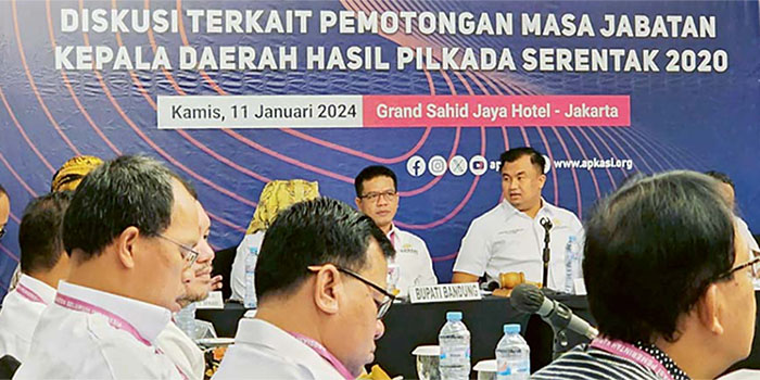 SEpAKAT:  Asosiasi  pemerintah  Kabupaten  Seluruh  Indonesia  (Apkasi)  menggelar  diskusi  pemotongan  masa jabatan  di Jakarta  dan sepakat  membentuk  tim kecil yang  akan menyusun  gugatan ke MK