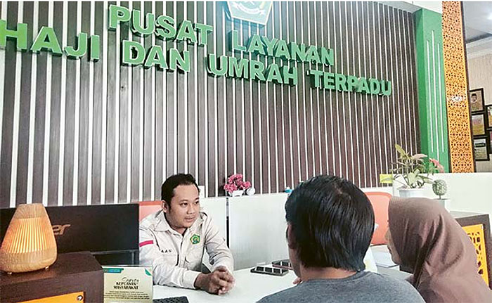 pELUNASAN:  Beberapa  calon jamaah  haji membayar  Bipih di kantor  Kemenag  Kota Malang  kemarin (11/1).  pelunasan  tahap satu  dibuka hingga  12 Februari  depan.