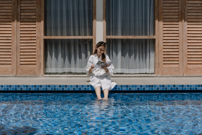 Villa dengan kolam renang air hangat di Rayz Hotel UMM Malang menjadi rekomendasi spot healing dari hiruk pikuk perkotaan