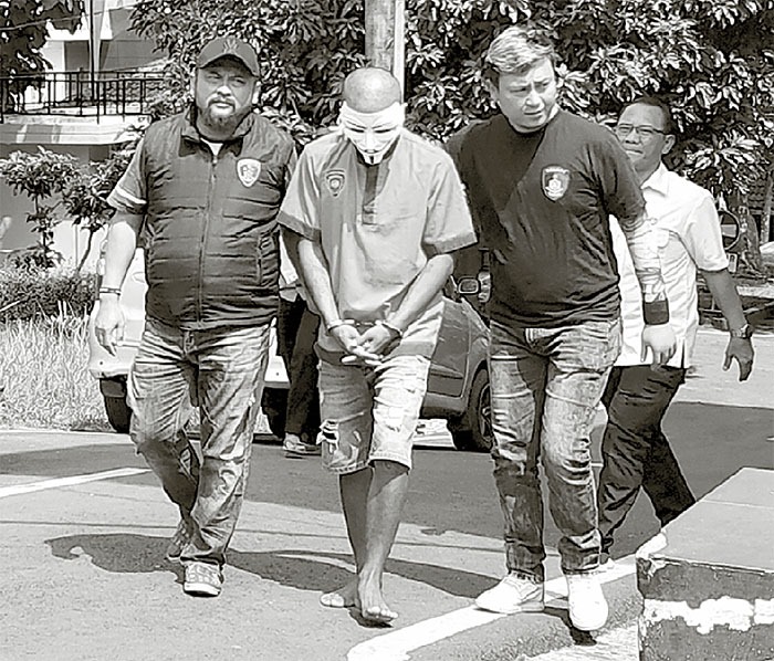 LANGSUNG DITANGKAP: Pelaku dikeler aparat kepolisian di Mapolres Batu kemarin.