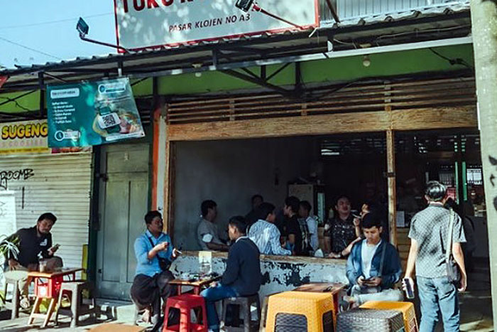 Toko Kopi Abah di Pasar Klojen Kota Malang. Kafe mendorong perputaran uang yang besar