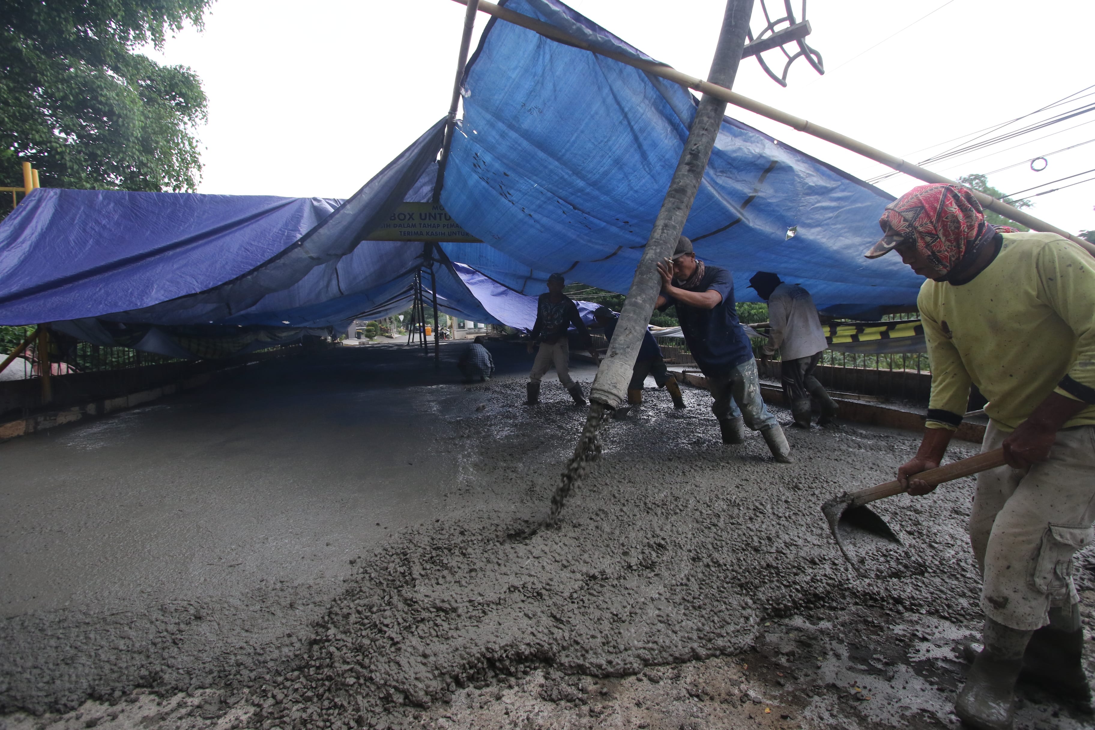 BUTUH TAMBAHAN DANA: Beberapa pekerja melakukan pengecoran di Jembatan Lembah Dieng kemarin (16/1).