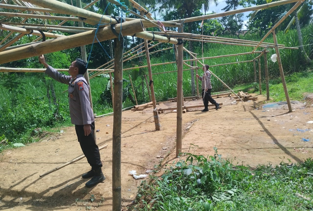 SUDAH SEPI: Petugas membongkar tempat yang diduga menjadi lokasi judi sabung ayam di Dusun Krajan, Desa Girimoyo, Kecamatan Gedangan kemarin (16/1).  &nbsp;