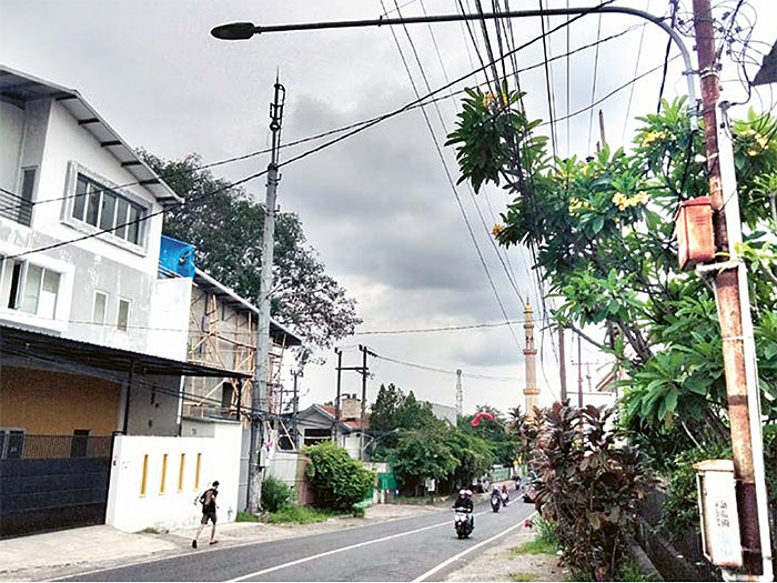 TAMBAH PJU: Beberapa PJU sudah terpasang di kawasan Janti, Kecamatan Sukun, Kota Malang. Rencananya, titik lain yang rawan begal akan diprioritaskan untuk pemasangan PJU