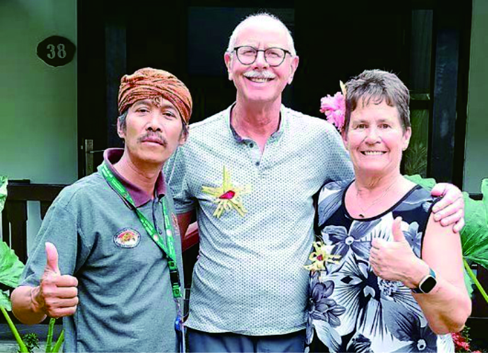 TOUR GUIDE: Heri Mujiono (kiri) bersama dua wisatawan Eropa yang  menikmati keindahan alam Kabupaten Malang.