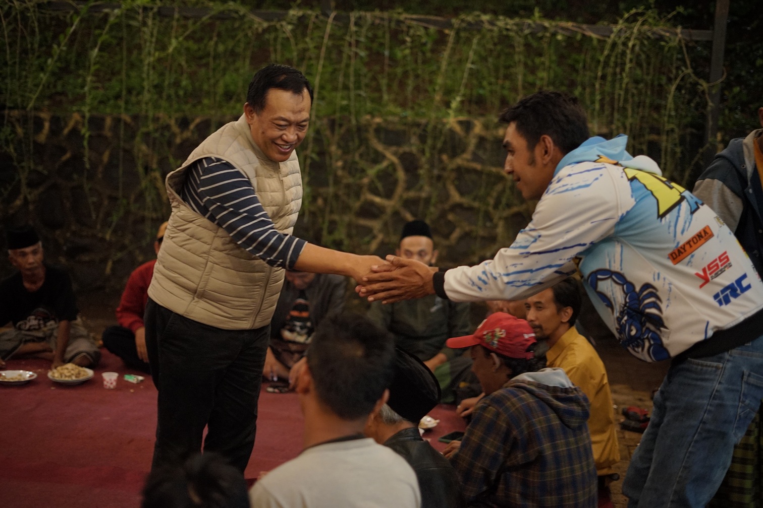 JABAT TANGAN: Caleg DPR RI Mujiono (kiri) bersalaman dengan warga Kecamatan Kedungkandang pada Senin (15/1). (Satria/Radar Malang)