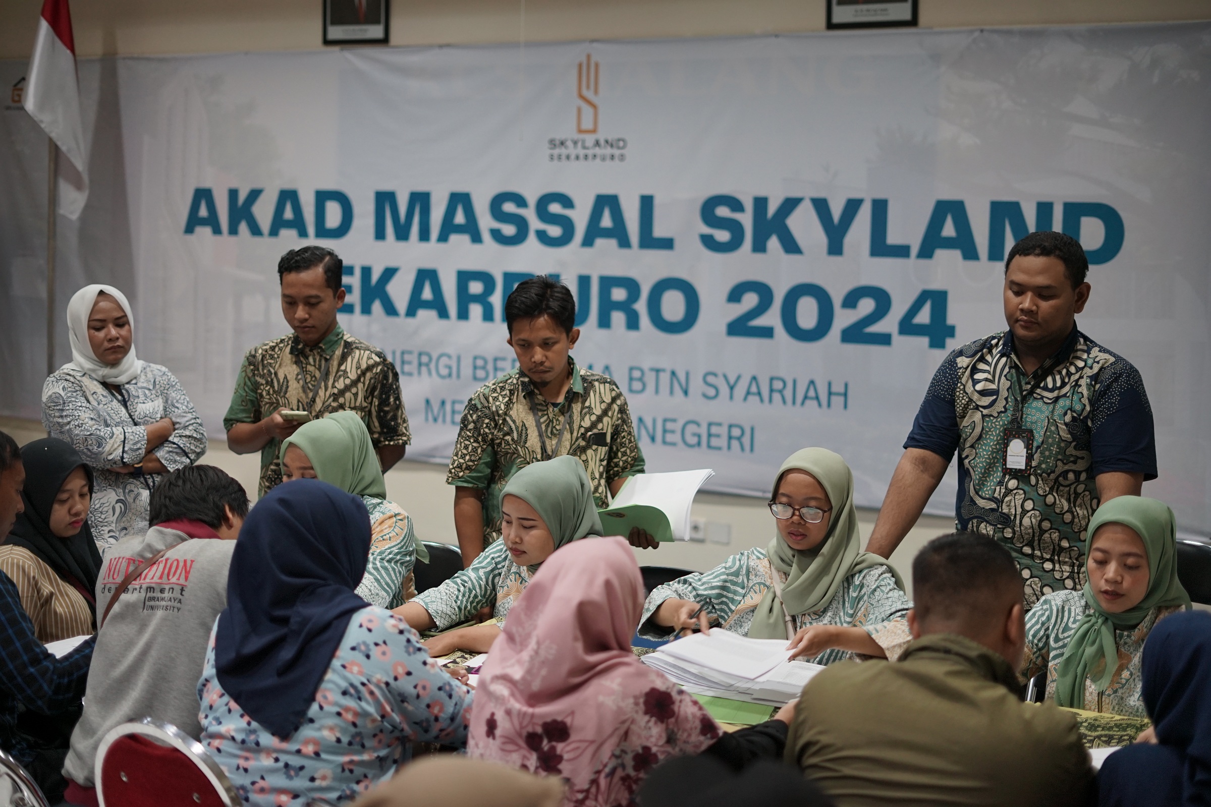 AKAD REALISASI: Para user Skyland Sekarpuro mengurus berkas pembelian rumah dengan BTN Syariah kemarin siang (17/1). (Satra Cahyono/Radar Malang)