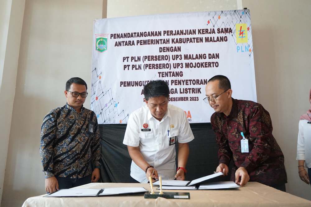 TEKEN PKS: Dari kiri Asisten Manajer Pemasaran dan Pelayanan Pelanggan PLN UP3 Mojokerto Fanny Irawan bersama Kepala Bapenda Kabupaten Malang Made Arya Wedanthara dan Manajer PLN UP3 Malang Albert Saf
