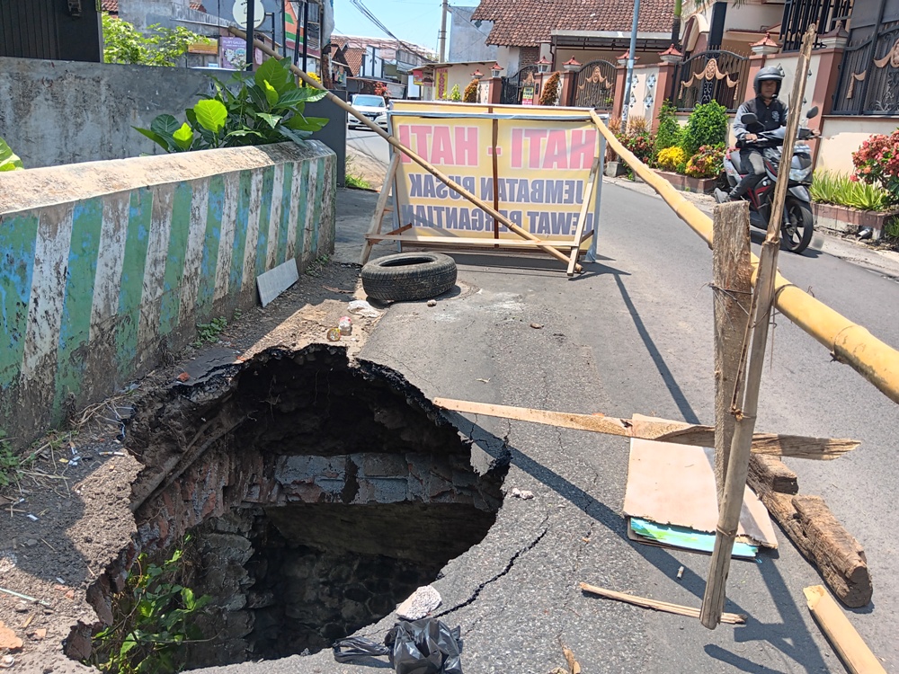 MASIH BOLONG: Kondisi jembatan yang menghubungkan Dusun Bendungan dan Klandungan, Desa Landungsari, Kecamatan Dau. (Indah Mei Yunita/Radar Malang)  &nbsp;