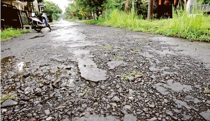 PROBLEM  LAMA:  Sejumlah  ruas jalan di  Perumahan  Cempaka  Putih II  mengelupas.  Belum  diserahkannya  prasarana  dan sarana  utilitas (PSU)  ke pemkot  menjadi  kendala  utama  perbaikan.