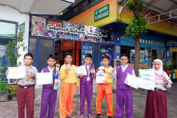 Para siswa SD Muhammadiyah 9 Malang yang meraih prestasi bidang akademik