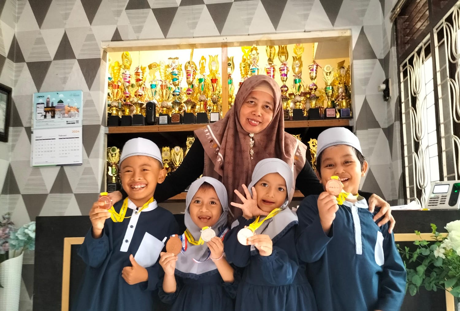 Nanik Trisnawati, SE, SPsi, Kepala RA Baipas (tengah) bersama empat pemenang medali olimpiade matematika tingkat internasional