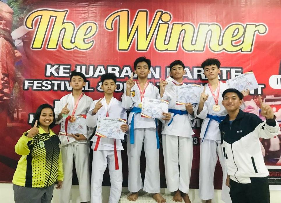 BIKIN BANGGA : Para atlet SMP BSS Malang yang berlaga di Kejuaraan Brawijaya University Championship Forki&nbsp;2023,&nbsp;lalu.