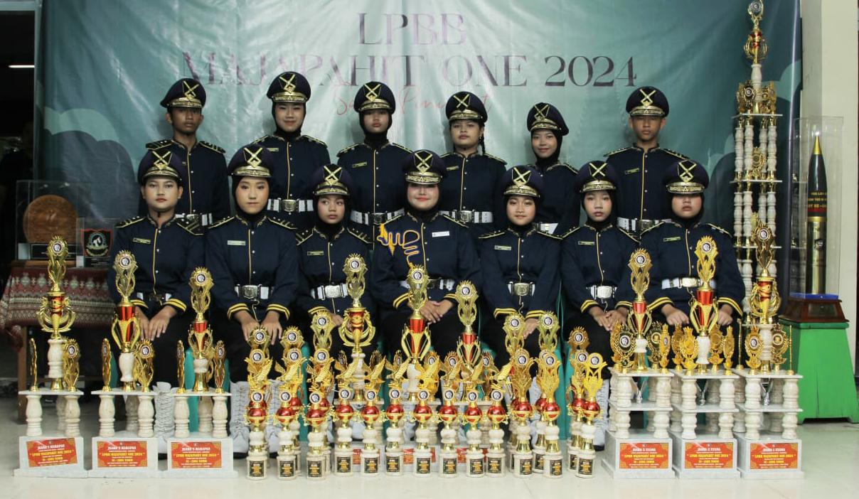 PANEN PRESTASI : Torehan piala dari paskibraka KOPASSBRAJA SMP BSS Malang selama&nbsp;2023&nbsp;lalu.