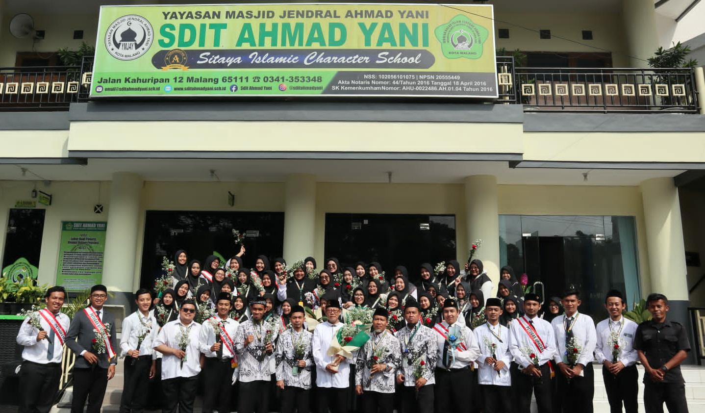 SINERGI : Foto bersama Ketua Yayasan Masjid Jenderal Ahmad Yani Drs H. Hablul Matin MM bersama Kepala Sekolah Nurdiah Rachmawati SPd MPd, guru dan staf SD IT Ahmad&nbsp;Yani&nbsp;Malang.