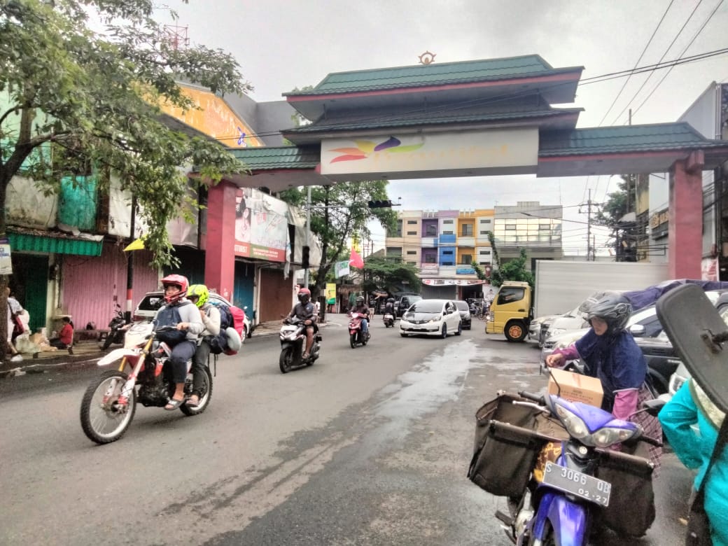 BAKAL DIPOLES: Aktivitas masyarakat di kawasan Pecinan Kota Malang kemarin. (Nabila Amelia/Radar Malang)