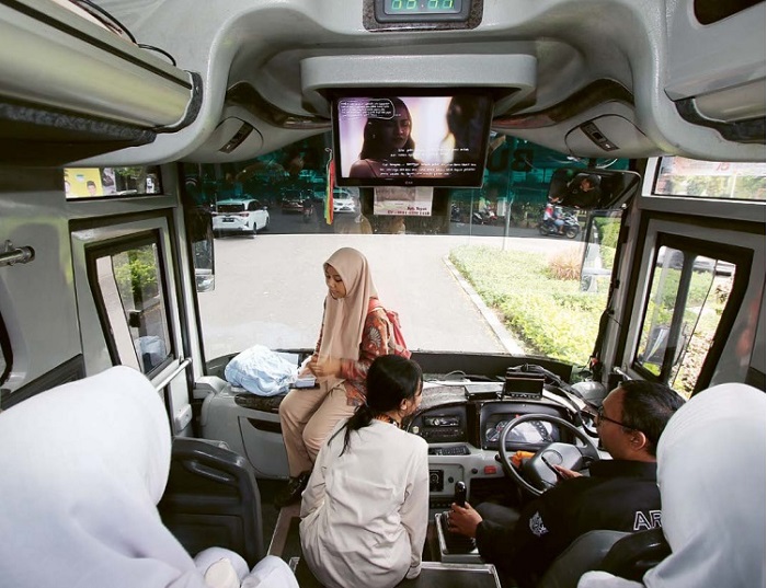 pERLU pENATAAN: Beberapa siswa  pengguna Bus Halokes rute pool C tidak  kebagian tempat duduk karena penuh.  Disdikbud belum berencana menambah  unit. Mereka akan melakukan penataan  ulang rute lebih