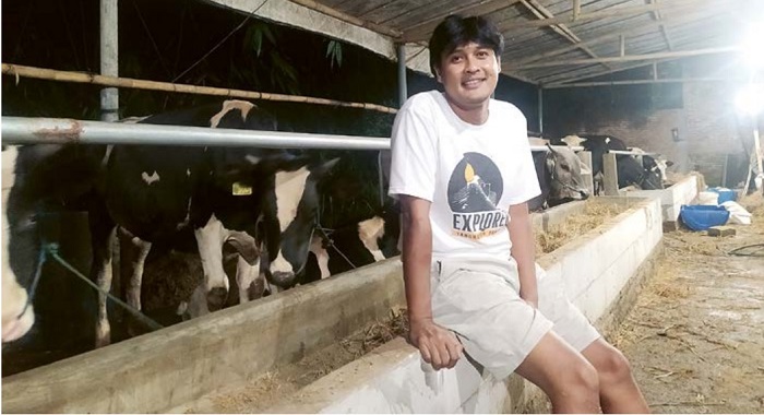 SUKSES: Tri Rahmat Habibie di kandang sapi SyD FAM, Desa Jatirejo, Kecamatan pakisaji,  Kabupaten Malang, Rabu lalu (17/1).