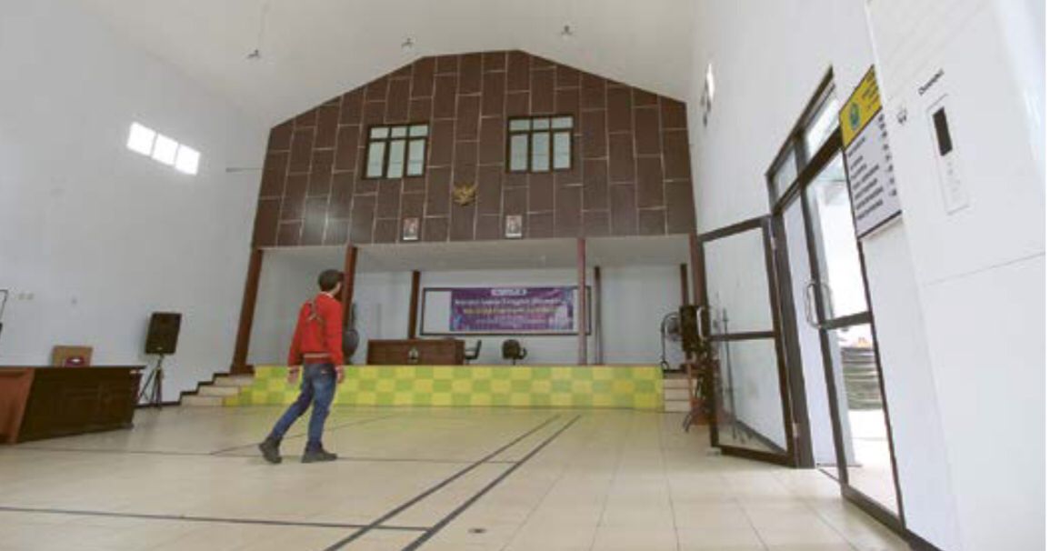 MULTIFUNGSI: Selain sebagai tempat pertemuan, gedung serbaguna ini juga difungsikan warga Kelurahan Tunjungsekar, Kecamatan lowokwaru sebagai sarana tempat olahraga indoor bulutangkis.