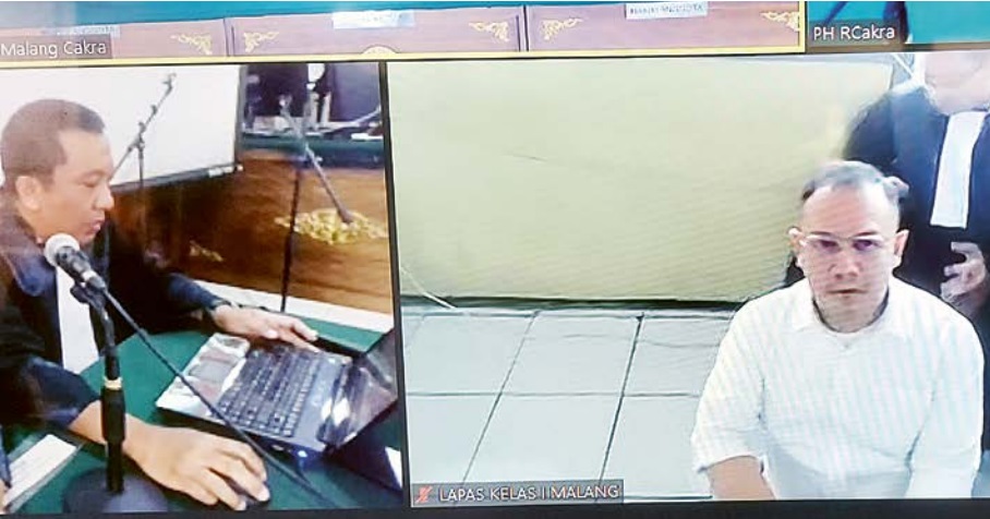 KASUS TRADING: Wahyu Kenzo (kemeja putih) mengikuti sidang dengan agenda putusan hakim kemarin (19/1).