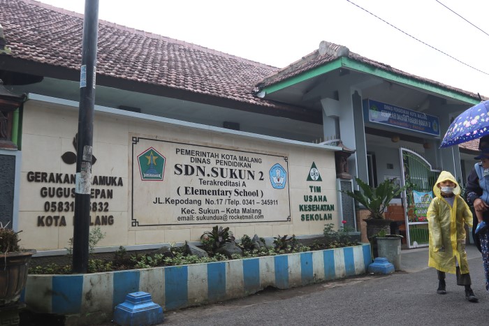 SDN SUkun 2 Malang dipotret saat dirundung hujan siang hari