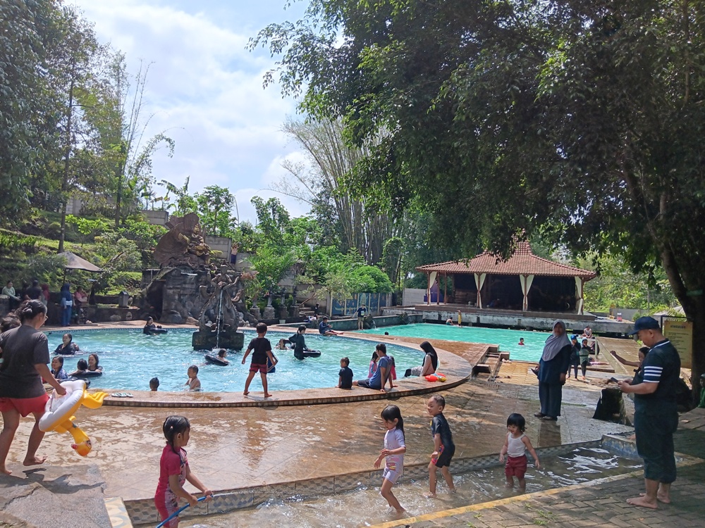 BERMAIN AIR: Sejumlah pengunjung, khususnya anak-anak menikmati segarnya air di Kolam Renang Pentungan Sari, Toyomerto, Kecamatan Singosari. (Indah Mei Yunita/Radar Malang)  &nbsp; &nbsp;