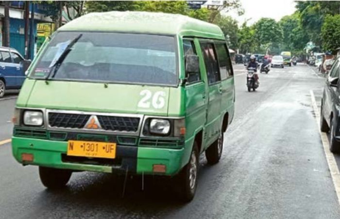 YANg TERSISA: Sebuah angkutan pedesaan melintas di Jalan A. Yani, Kepanjen, kemarin. pandemi Covid-19  dan operasional transportasi online sangat memukul eksistensi angdes.