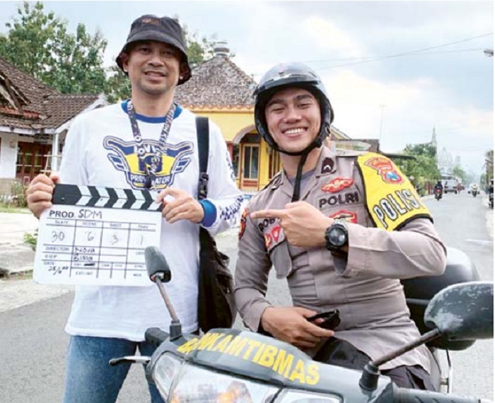 ACTION: Aipda Nova Hanta  putra (kiri) saat menyutradarai  pembuatan film pendek berjudul  Rebutan gudel pada 2023 lalu  di Kecamatan Kalipare.