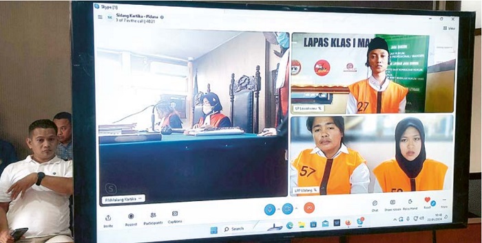 Muchammad Fatihatussurur memberikan keterangan dari Lapas Lowokwaru kemarin (22/1). Sedangkan Agatha Louis (mengenakan jilbab) dan Eyisnawita Silitonga memberikan kesaksian dari Lapas Perempuan Sukun.