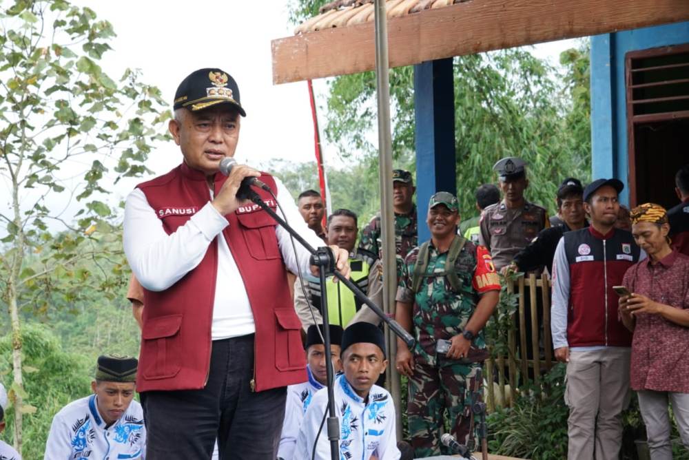 SAMBUNG DUSUN: Bupati Malang H M. Sanusi menyapa warga Dusun Pusung, Desa Wonorejo, Kecamatan Singosari kemarin (23/1). (Prokopim Kabupaten Malang for Radar Malang)