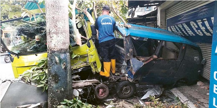 RINGSEK: Truk pengangkut kertas bahan rokok menghantam mobil Daihatsu Hijet, motor roda tiga, rombong es, dan merusak rolling door toko di Jalan Sultan Agung, Kepanjen, kemarin (23/1)