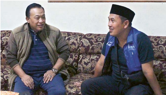 UNTUK MASYARAKAT: Pengusaha batu bara asal Poncokusumo, Kabupaten Malang, Mujiono (kiri) berkomunikasi dengan salah seorang warga di Malang.