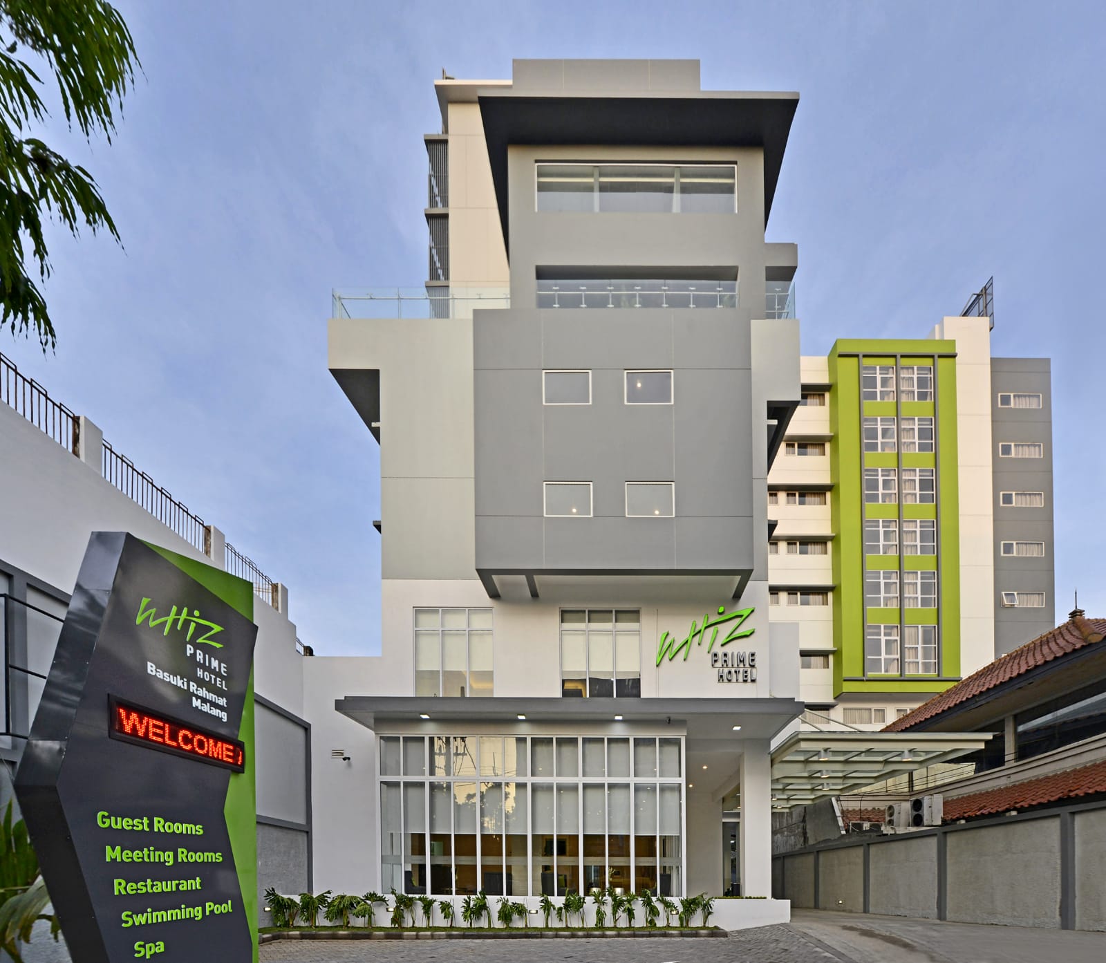 Tampak depan Whiz Prime Hotel Basuki Rahmat Malang