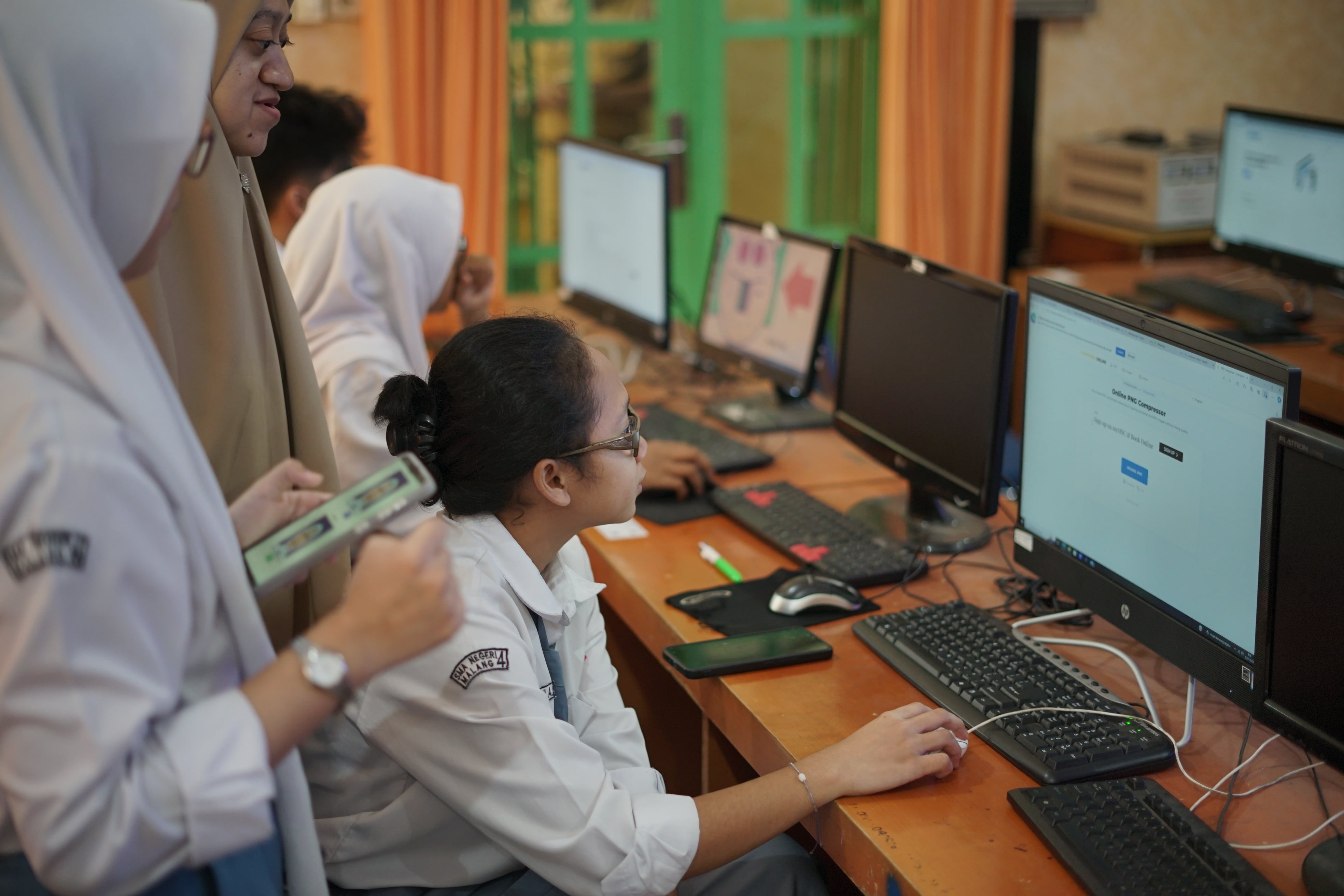 MASUK PTN: Beberapa siswi SMAN di Malang membuka akun untuk mengikuti Seleksi Nasional Berbasis Prestasi (SNBP) kemarin.