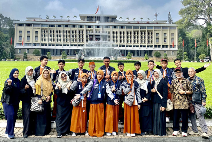 BAHAGIA : Peserta Immersion Program SMP Insan Amanah melakukan kunjungan ke Indenpendence Palace, Ho Chi Minh City, Vietnam.