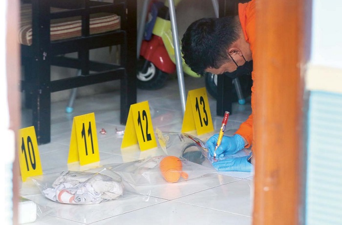 pAsTIkAN AkIBAT RACUN: Tim Inafis polres Malang mengumpulkan barang bukti di perumahan Bumi Mon doroko Raya Blok GO I nomor 32 kemarin (25/1).