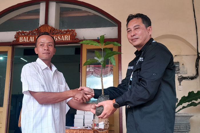 BERSEMANGAT: Anggota KPPS Pesanggrahan dilantik di balai desa kemarin.