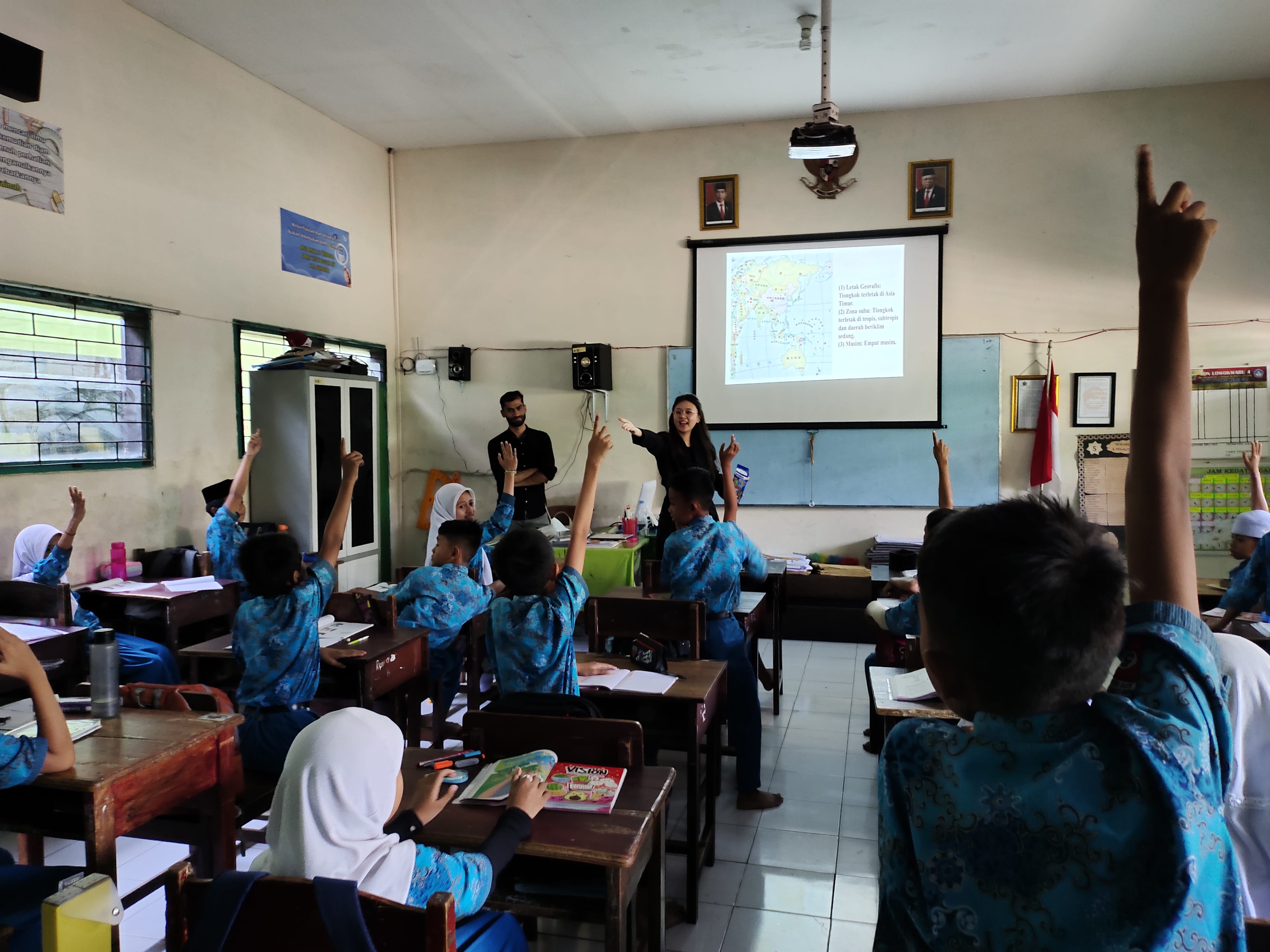 TUKAR BUDAYA: Mahasiswa asing bersama siswa-siswi SDN Lowokwaru 4 Malang kemarin (26/1).
