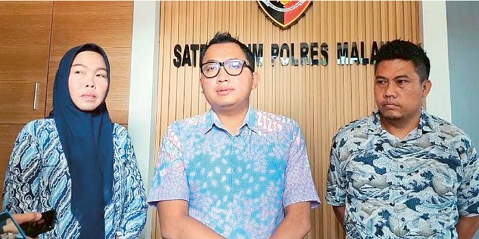 : Dari kiri, Kanit PPA Polres Malang Aiptu Erlehana, Kasat Reskrim Gandha Syah Hidayat, dan Kanit III Reskrim Iptu Choirul Mustofa memberikan keterangan kepada wartawan kemarin (26/1).