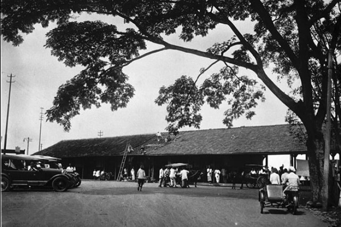 Kesibukan kerja atau idrek di halaman Stasiun Malang Kota Lama tahun 1930.