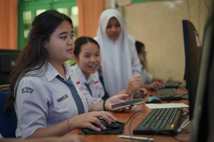 Siswa-siswi SMAN 4 Malang meng-input data untuk pendaftaran Seleksi Nasional Penerimaan Mahasiswa Baru (SNPMB) kemarin.