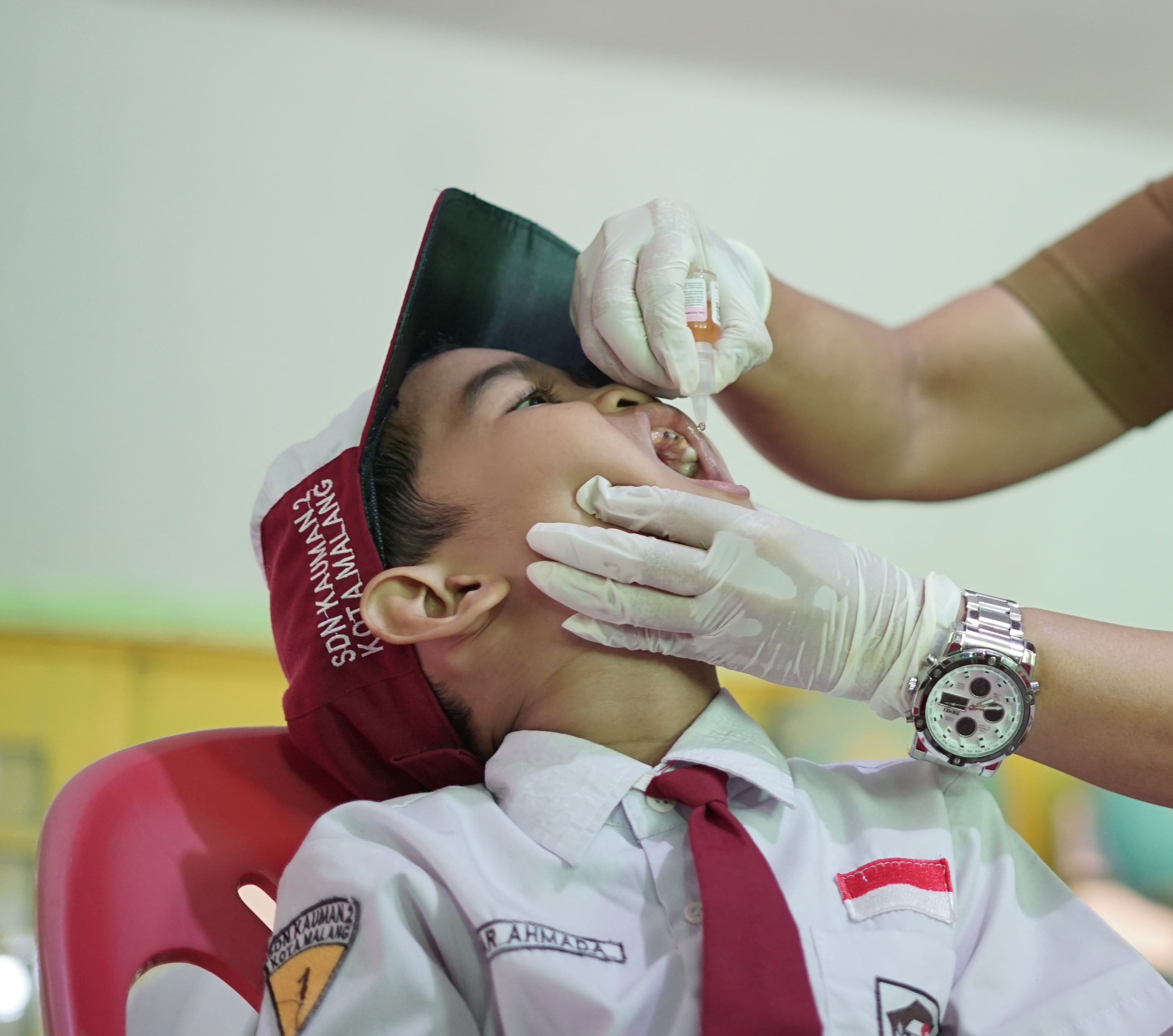 TANGKAL VIRUS: Siswa SDN Kauman 2 mendapatkan vaksin polio