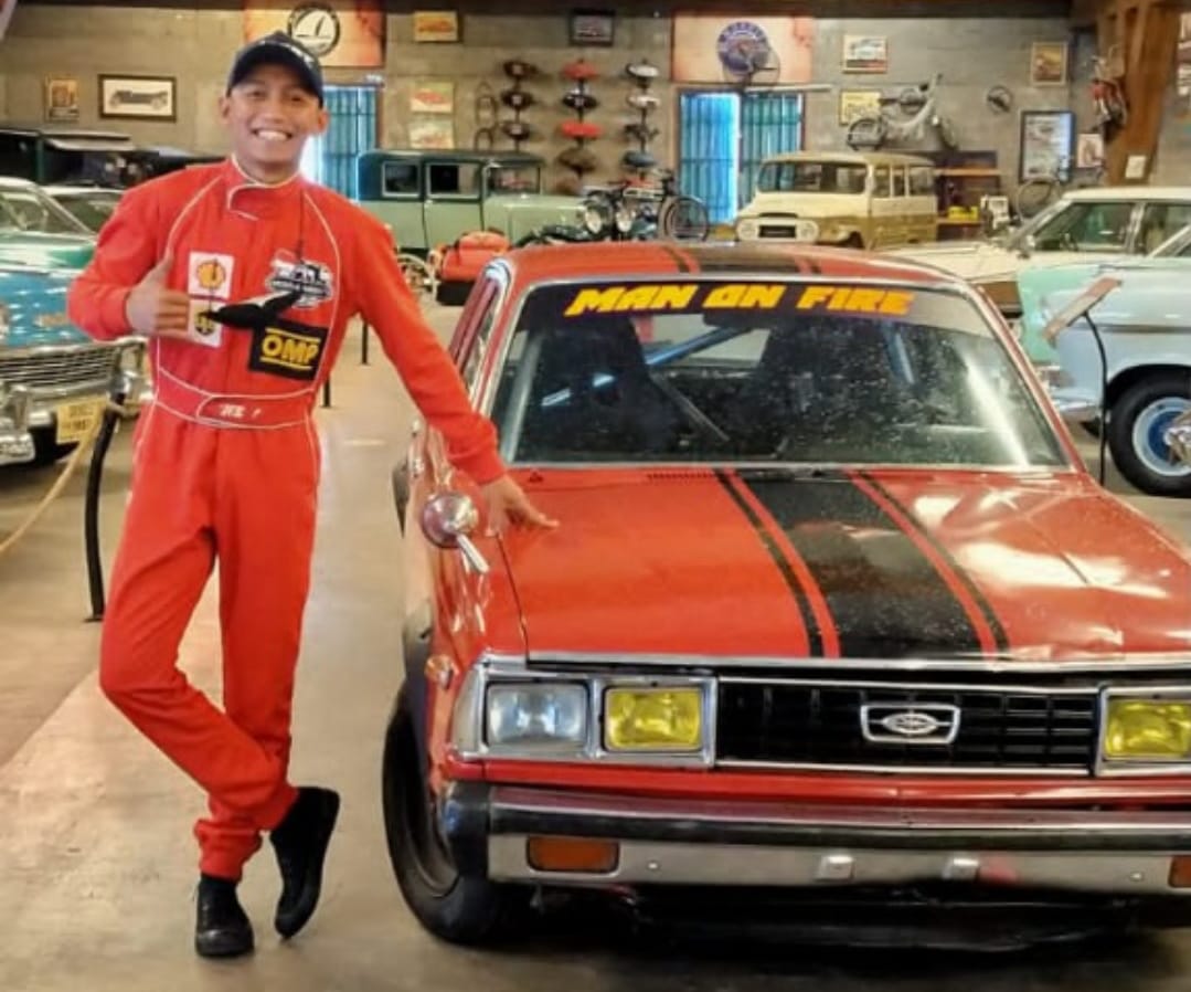 TERLATIH: Sandy Andrianto, driver show man on fire bersama mobil balapnya.