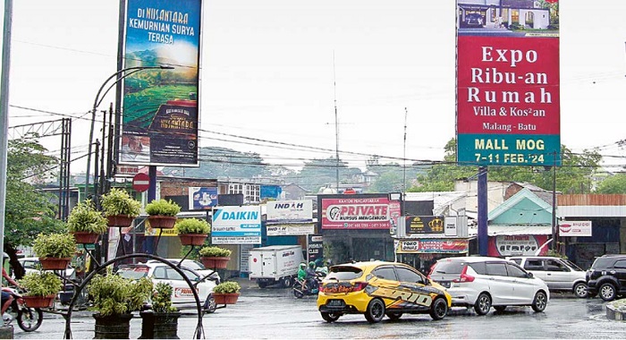 Beberapa reklame di kawasan padat lalu lintas menjadi perhatian serius, terutama di simpang tiga Jalan Besar Ijen dengan Jalan BS. Riyadi.