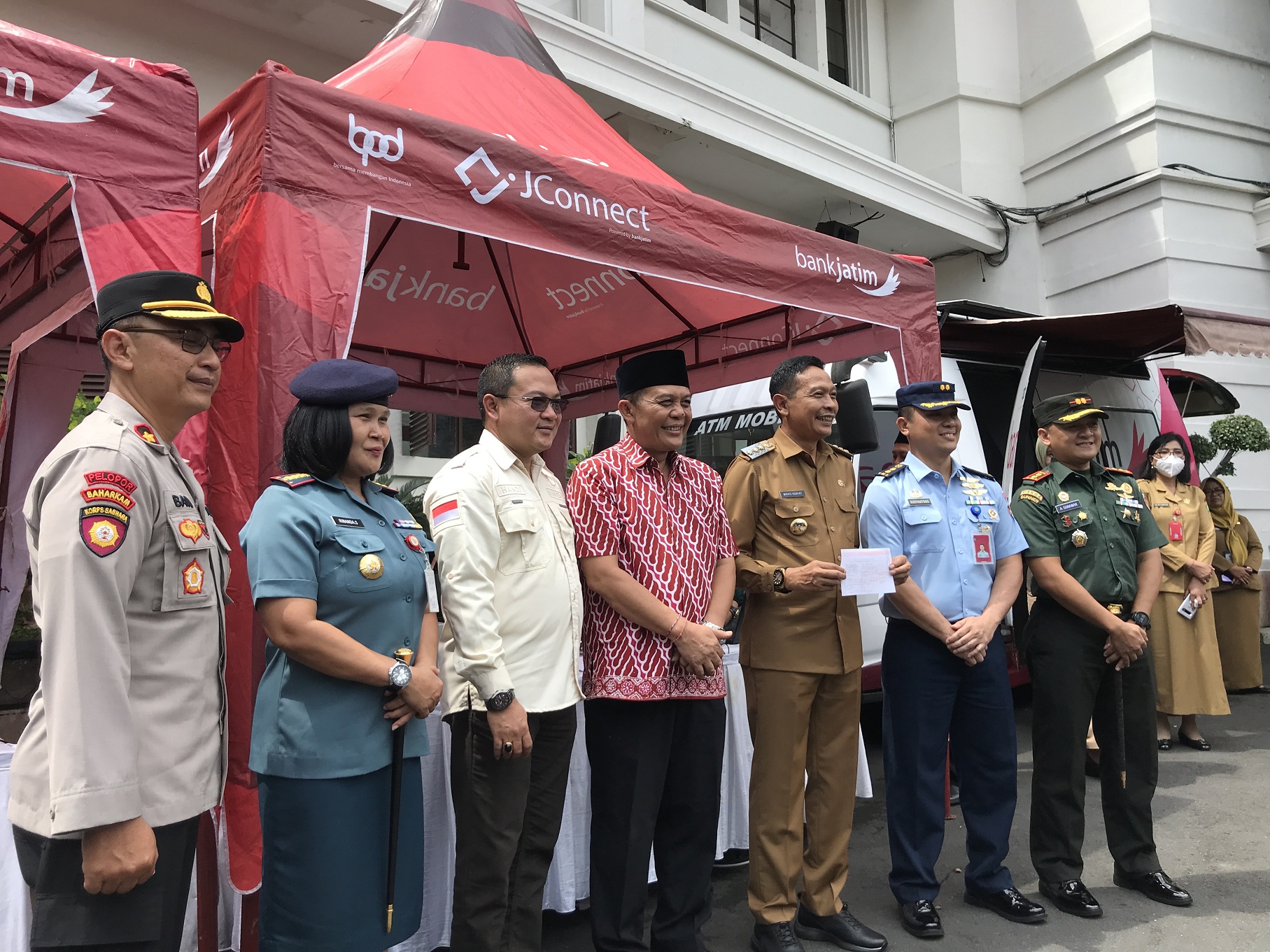 KOMPAK: Pj Wali Kota Malang Wahyu Hidayat (tengah) bersama jajaran Forkopimda Kota Malang foto bersama di depan stan pembayaran SPPT PBB. (Satria Cahyono/Radar Malang)